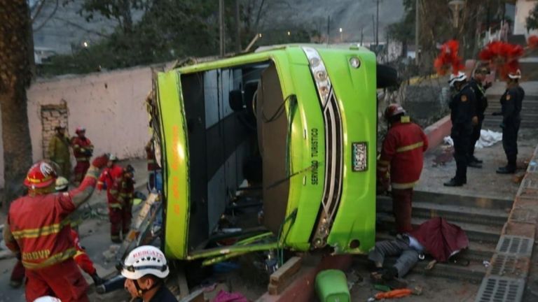 Impresionante vuelco de un colectivo con turistas en Perú dejó nueve