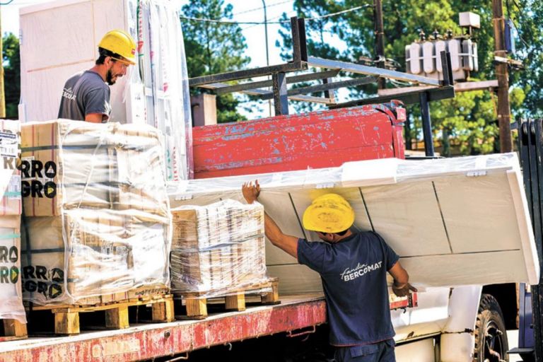 Corralones funcionan con entregas en los depósitos y sin envíos a