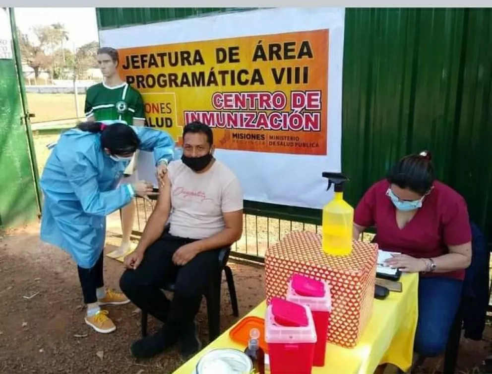 La vacunación en Jardín América avanza en puntos estratégicos; esta vez en el club El Timbó