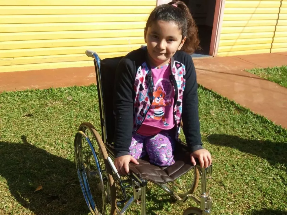 Guadalupe nació sin piernas y necesita una nueva silla de ruedas  