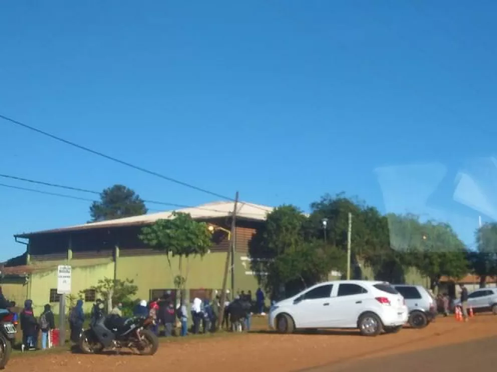 Santo Tomé: tras colapso en la vacunación, hoy entregaron números a los asistentes