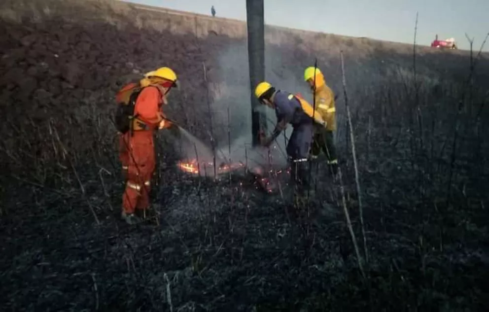Bomberos voluntarios extinguieron un incendio de pastizales en Puerto Libertad