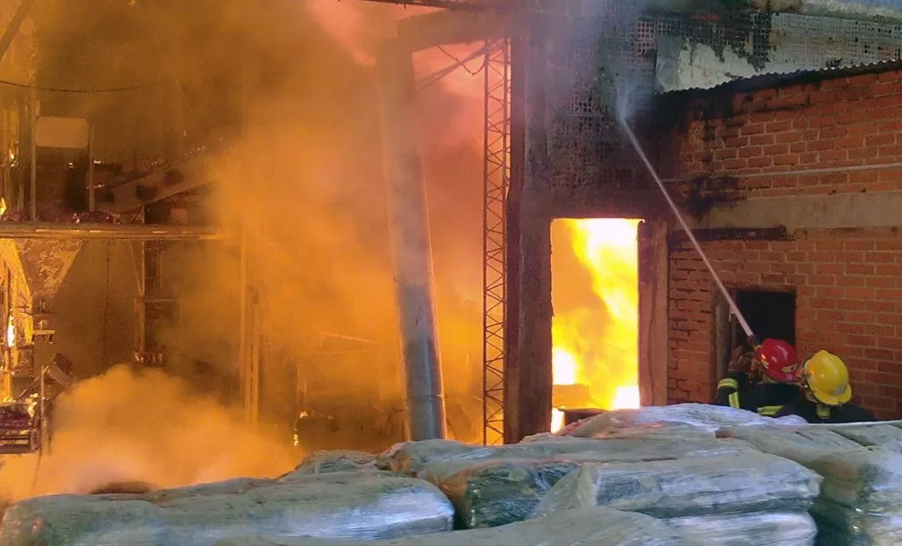 Voraz incendio consumió una empresa familiar en Capioví 