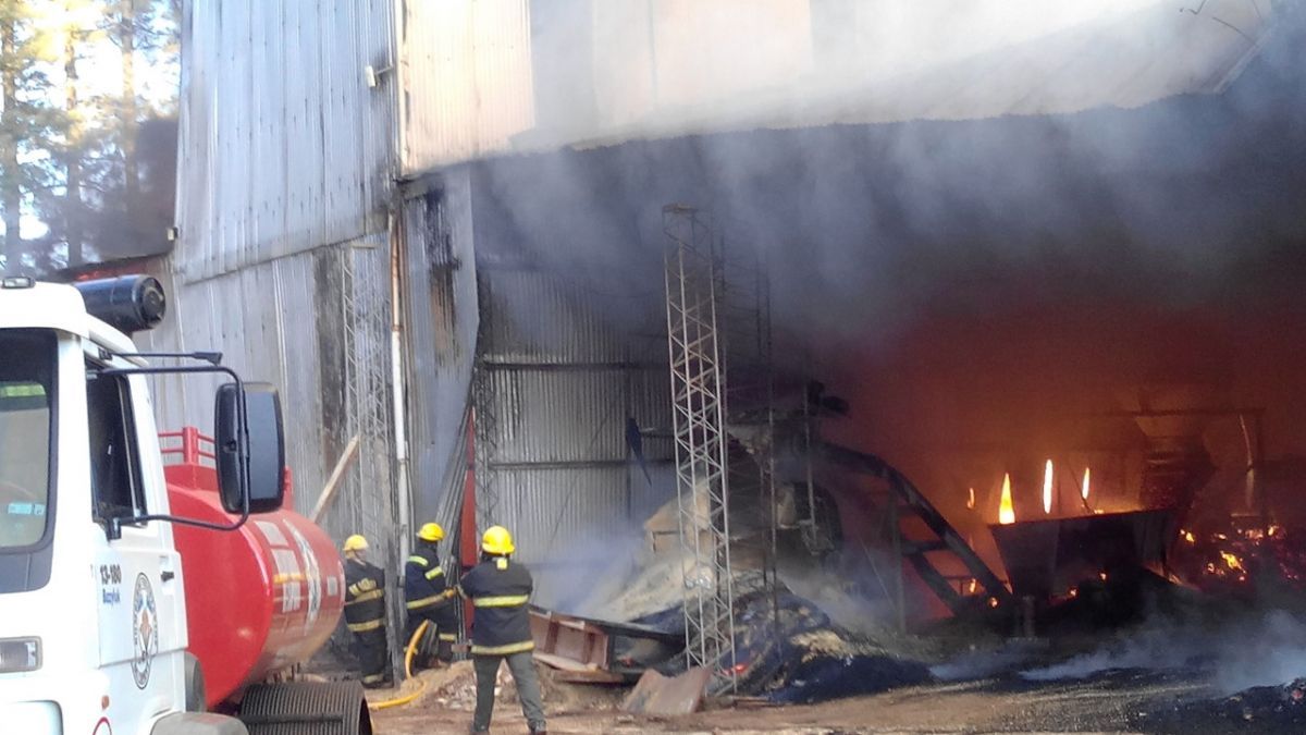 Voraz incendio consumió una empresa familiar en Capioví 