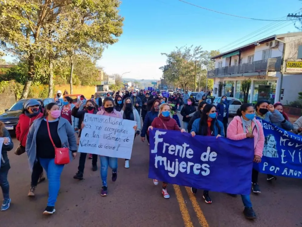 En Jardín América cientos de mujeres marcharon a favor de la madre que escapó de la violencia en Paraguay