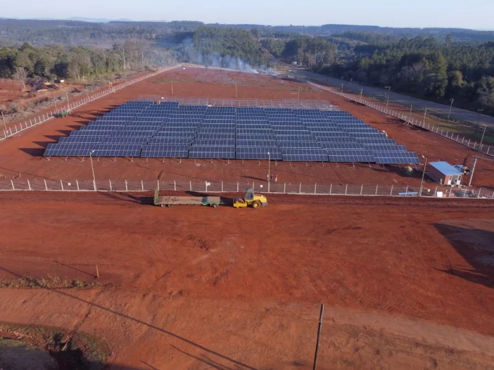 Son en total 2.500 paneles solares instalados para abastecer en parte la energía consumida por la firma que opera en Montecarlo.