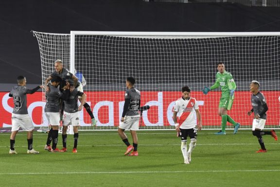 River perdió con Mineiro y necesitará de otra "épica" para clasificarse a semifinales de la Copa