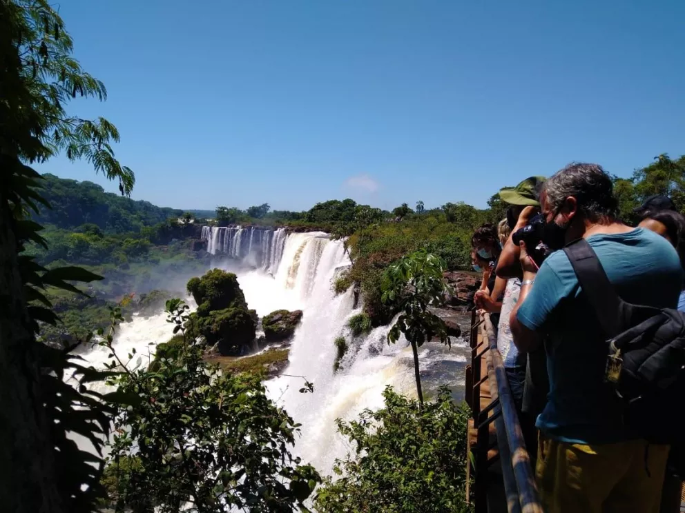 Iguazú espera a los turistas con un gran caudal de agua en Cataratas