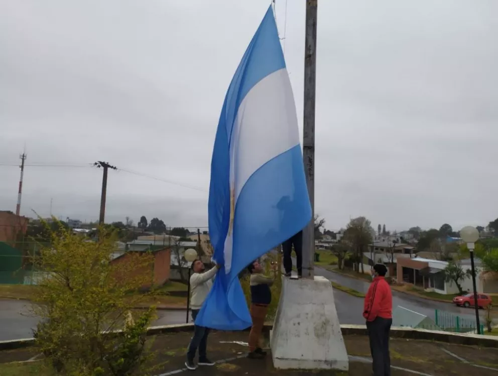 Marcando presencia argentina en frontera vuelve a flamear la bandera argentina en el mástil mayor de Irigoyen 