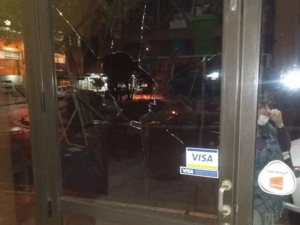 Eldorado: destrozaron vidrieras de comercios y el parabrisa de un auto sobre calle Lavalle