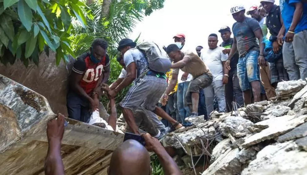 Haití continúa en alerta roja tras el sismo mientras siguen las tareas de rescate