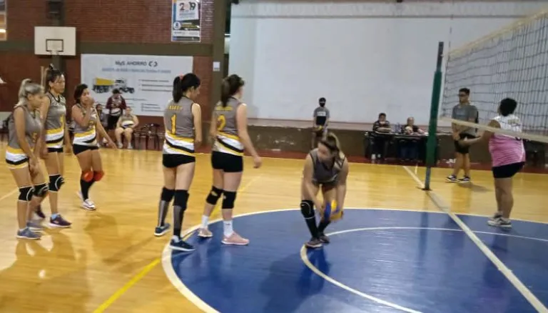 Volvió el vóley femenino y masculino en el polideportivo de Wanda Volvió el vóley femenino y masculino en el polideportivo de Wanda