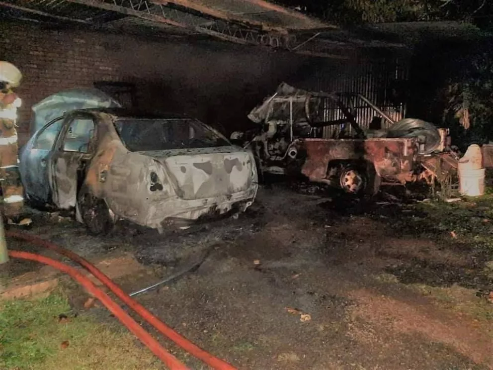 Incendio en un garage de una vivienda en Puerto Rico calcina dos vehículos