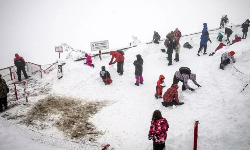 Llegó la esperada nieve en Bariloche y se reactivan las pistas de esquí
