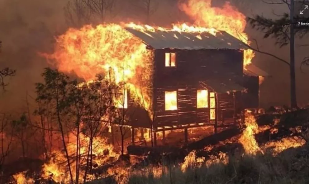 Dos focos de incendio arrasaron montes, casas y cabañas en Calamuchita