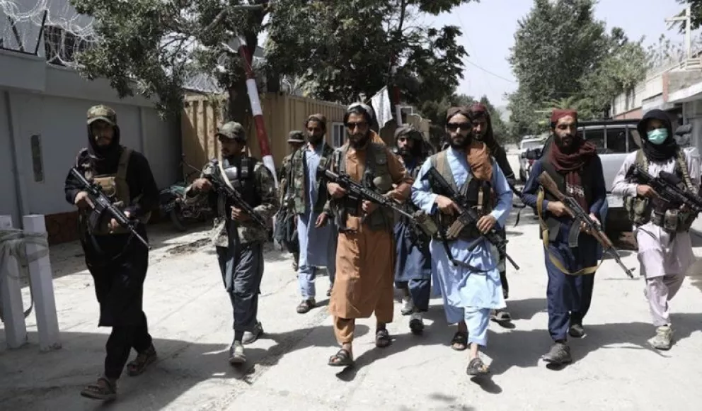 Talibanes reprimen marchas en varias ciudades donde manifestantes desafían su poder