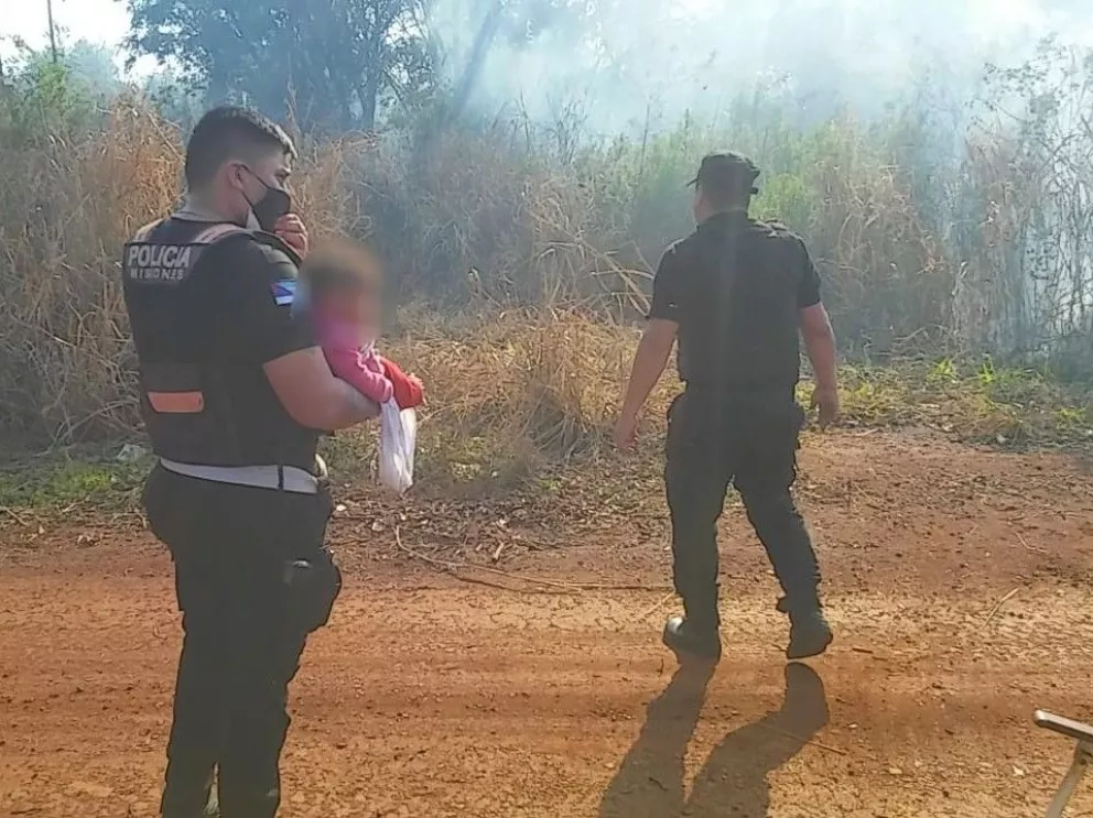 Susto en la comunidad Guapo'y: policías rescataron de un incendio a una mujer y sus cuatro hijos