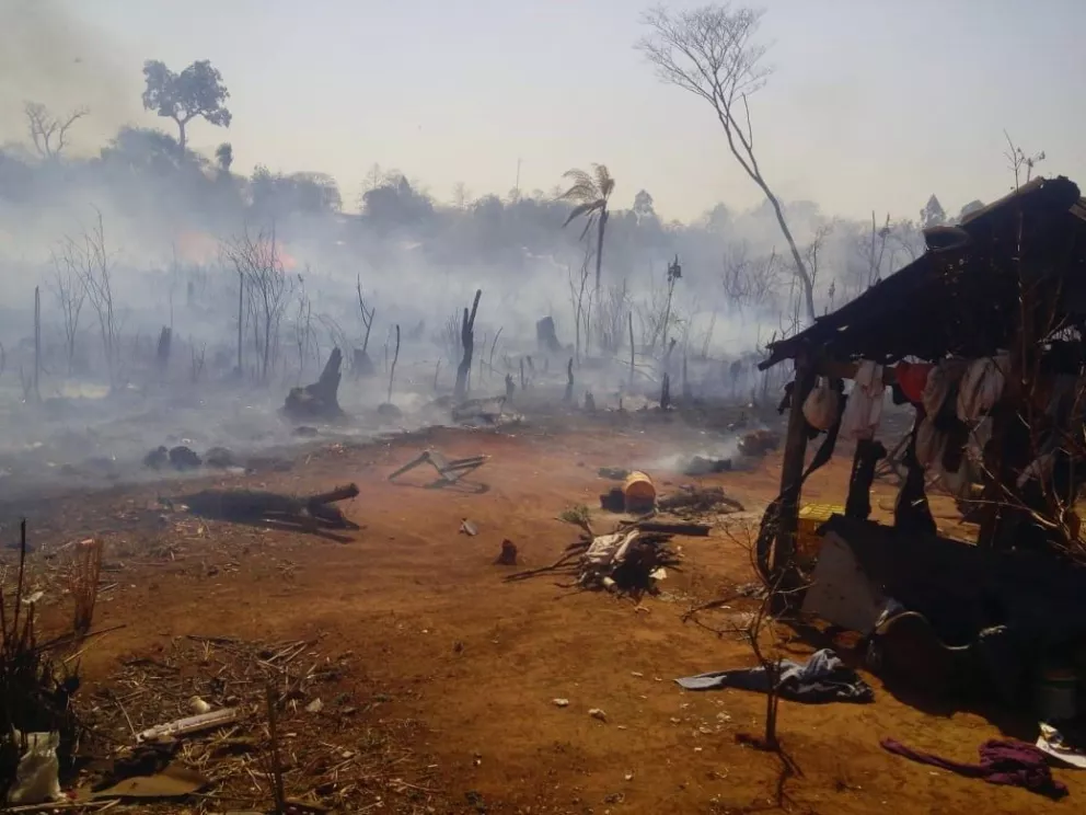 Incendio de pastizales pone en riesgo a la comunidad Fortín Mbororé en Iguazú