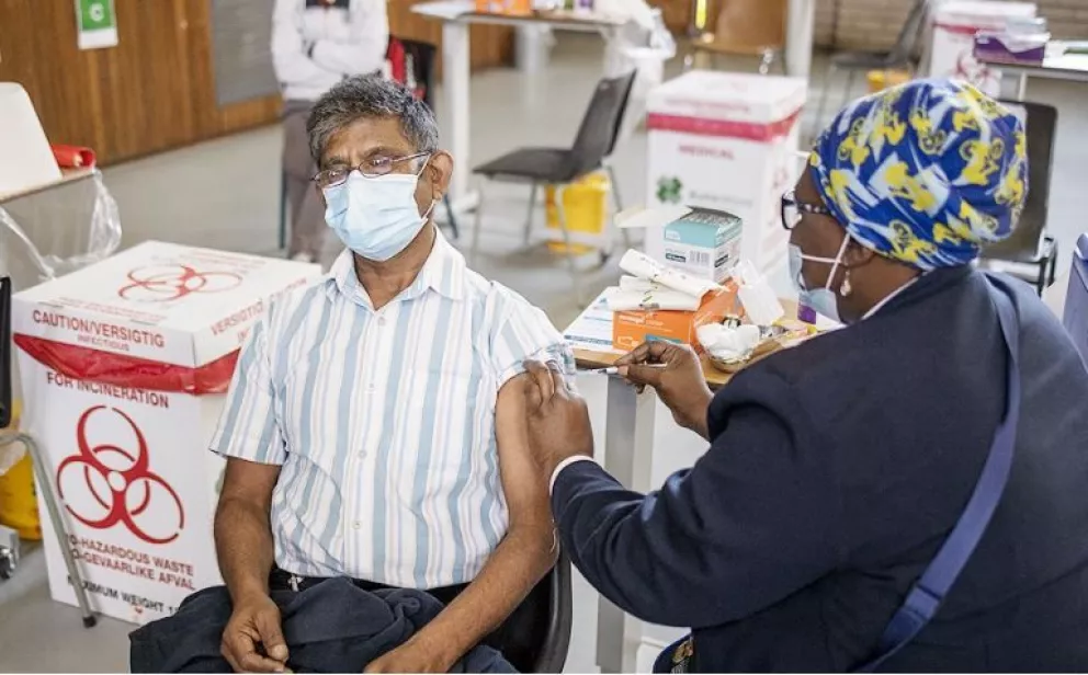 Dar una tercera dosis cuando África solo tiene al 2% vacunado, es "una burla a la equidad"