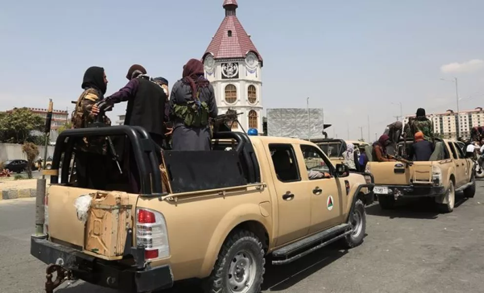 Fuerzas leales al derrocado vicepresidente arrebatan a los talibanes un distrito en Afganistán