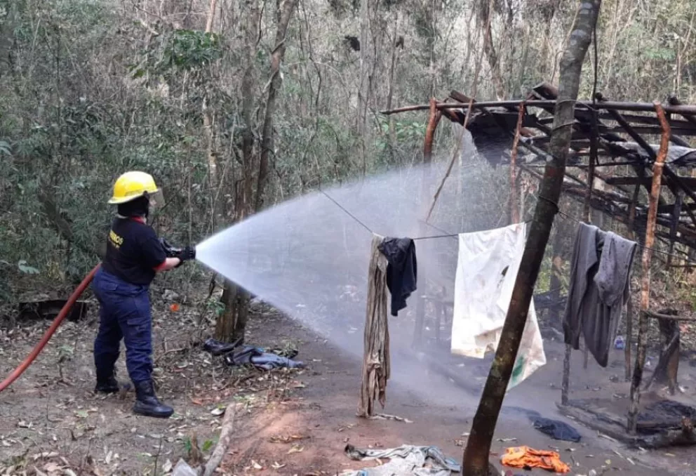 Incendio consumió una vivienda precaria construida en la Selva Yryapú