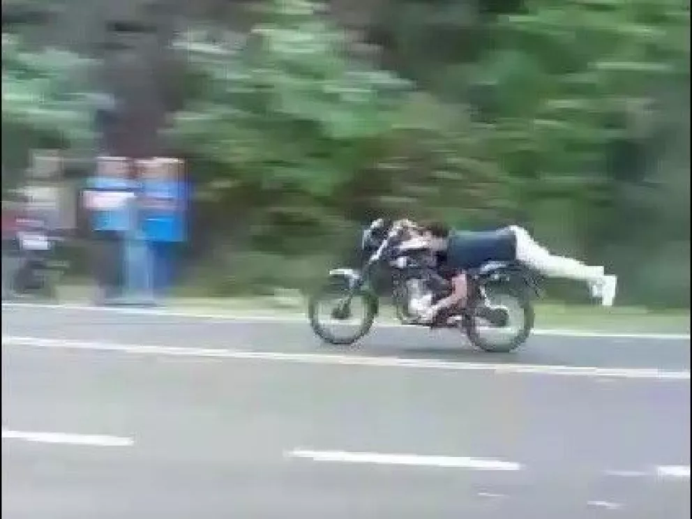 Jóvenes de Panambí se desafían, apuestan y corren picadas acostados en sus motos   