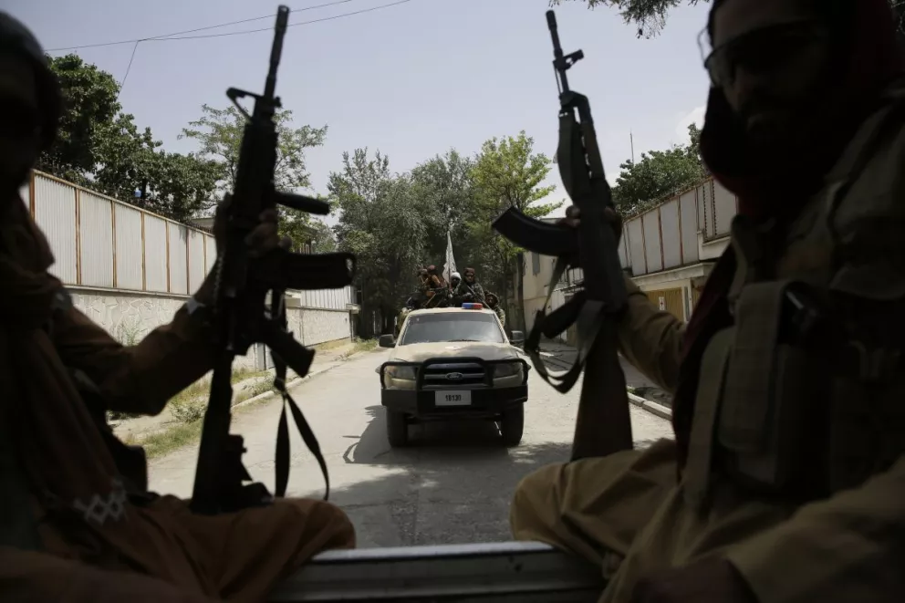 Afganos en peligro se esconden del Talibán y esperan huir
