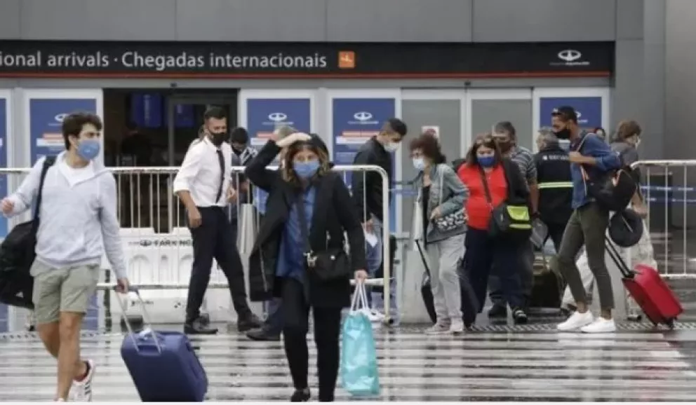 Exceptúan de cumplir la cuarentena a los argentinos residentes que viajaron por trabajo al exterior