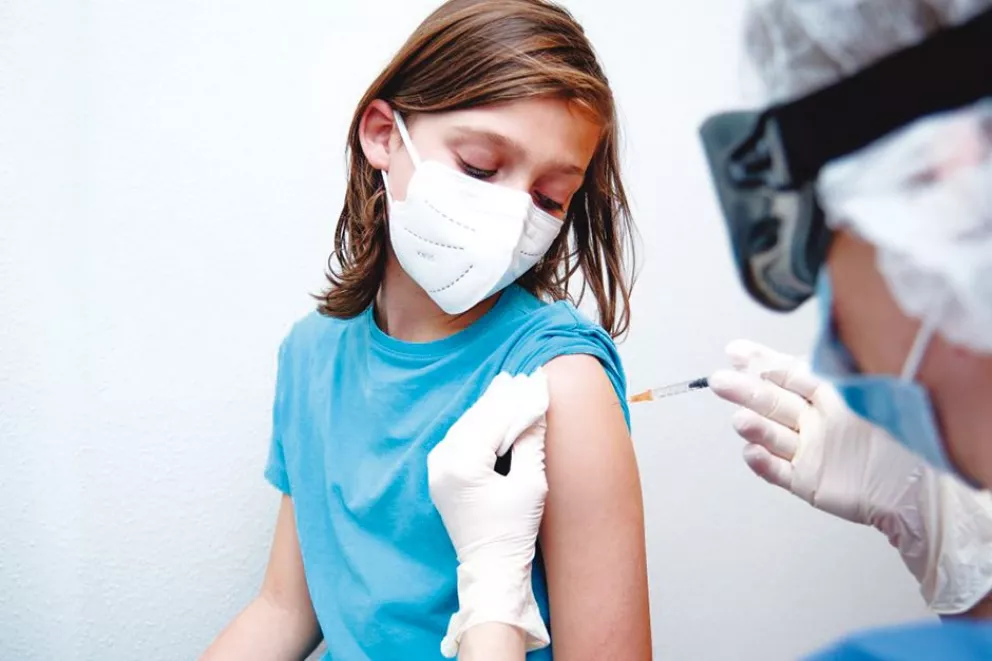 Israel bajó a 12 años la edad mínima para recibir la 3ª dosis de la vacuna 