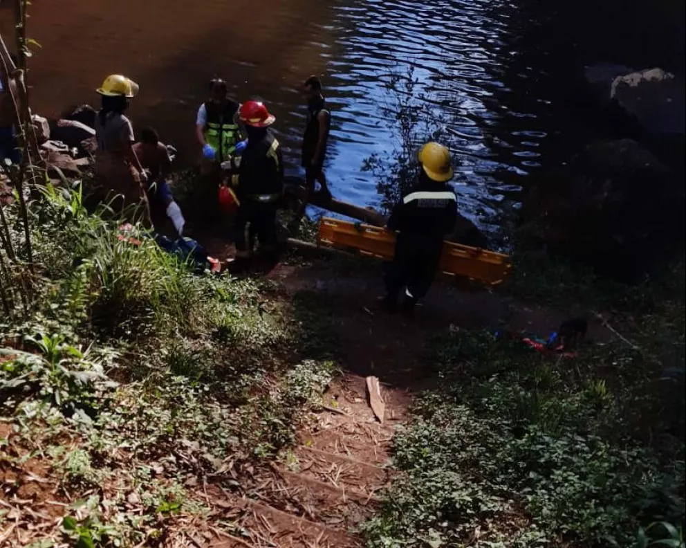 Bomberos rescataron a un joven lesionado en el Salto Mbocay