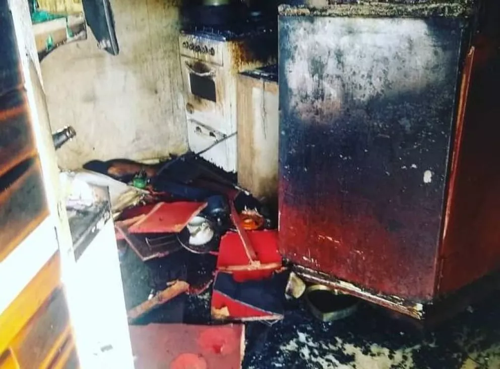 Madre e hijos quedaron con lo puesto tras un incendio y piden donaciones 