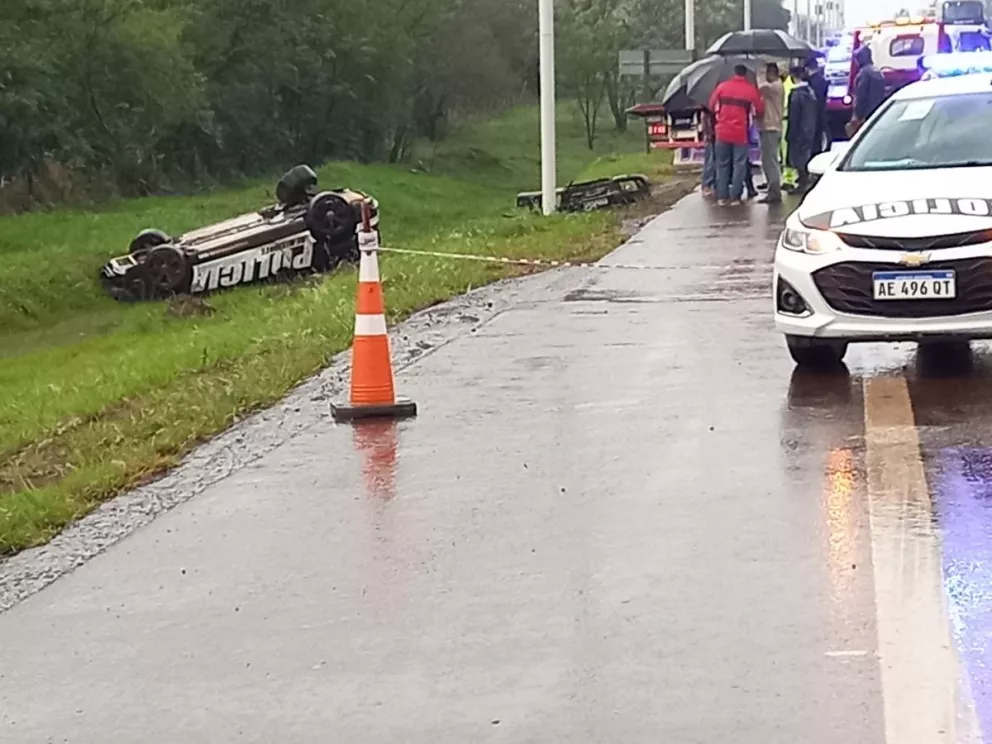 Dos policías fueron hospitalizados tras volcar con el Audi TT a metros del destacamento vial