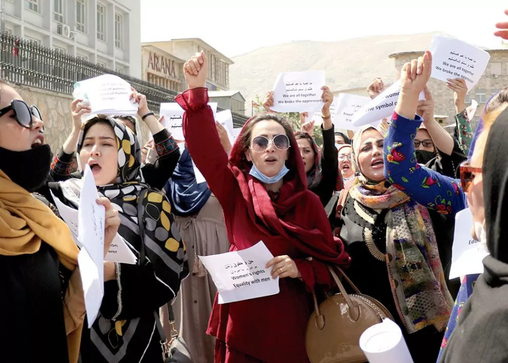 Talibanes dispersan protesta de mujeres con gases y tiros 