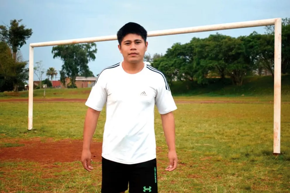 Estudia educación física para inspirar a su aldea