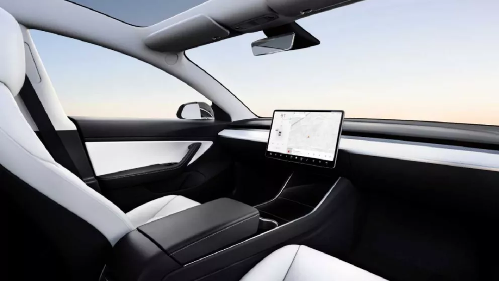 Tesla busca lanzar al mercado un automóvil 100% autónomo