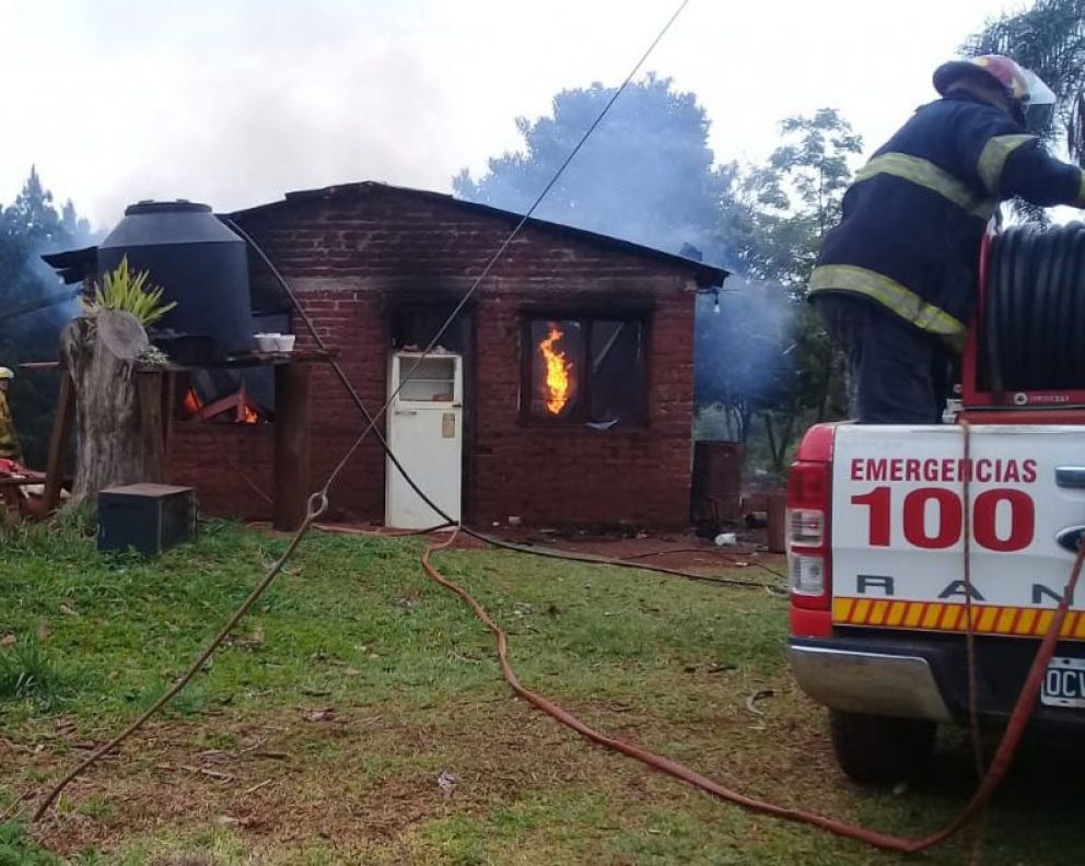 Bomberos extinguen incendios en dos viviendas, ocurridos en la zona rural