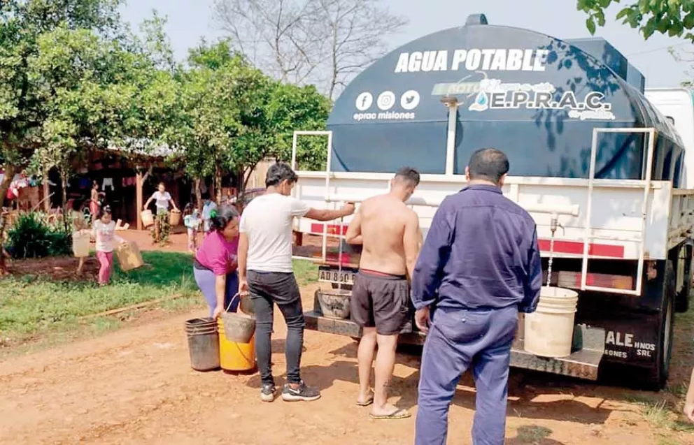 Tras rotura de la bomba, bomberos reparten agua a los vecinos de Pipó