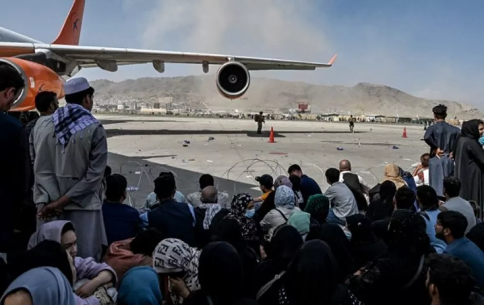 Evacuaron a más de un centenar de personas de Kabul en el primer vuelo en dos semanas