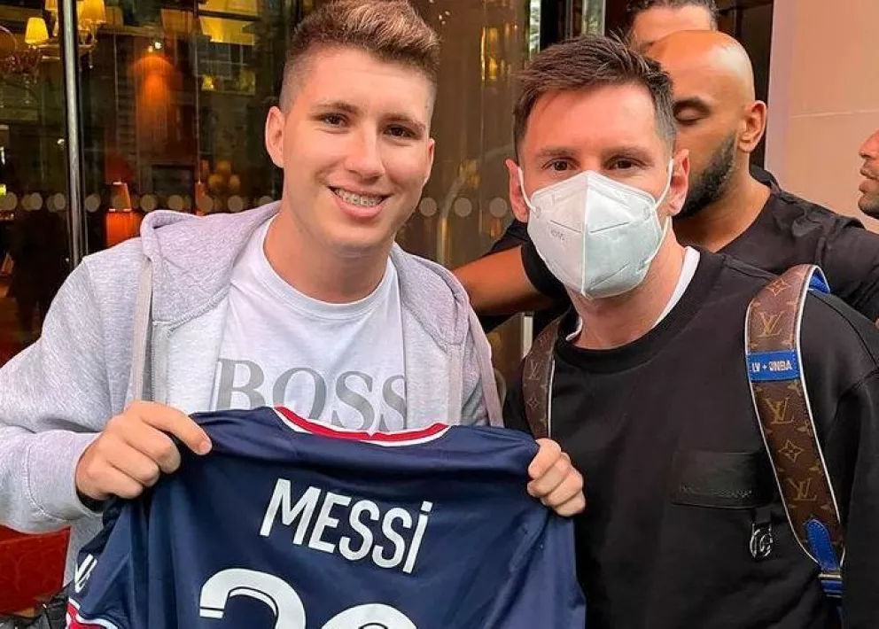 Un misionero esperó cuatro horas a Lionel Messi en París y consiguió una foto con él