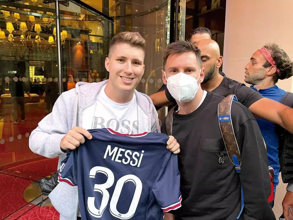 Un misionero esperó a Messi por  cuatro horas y tuvo su premio