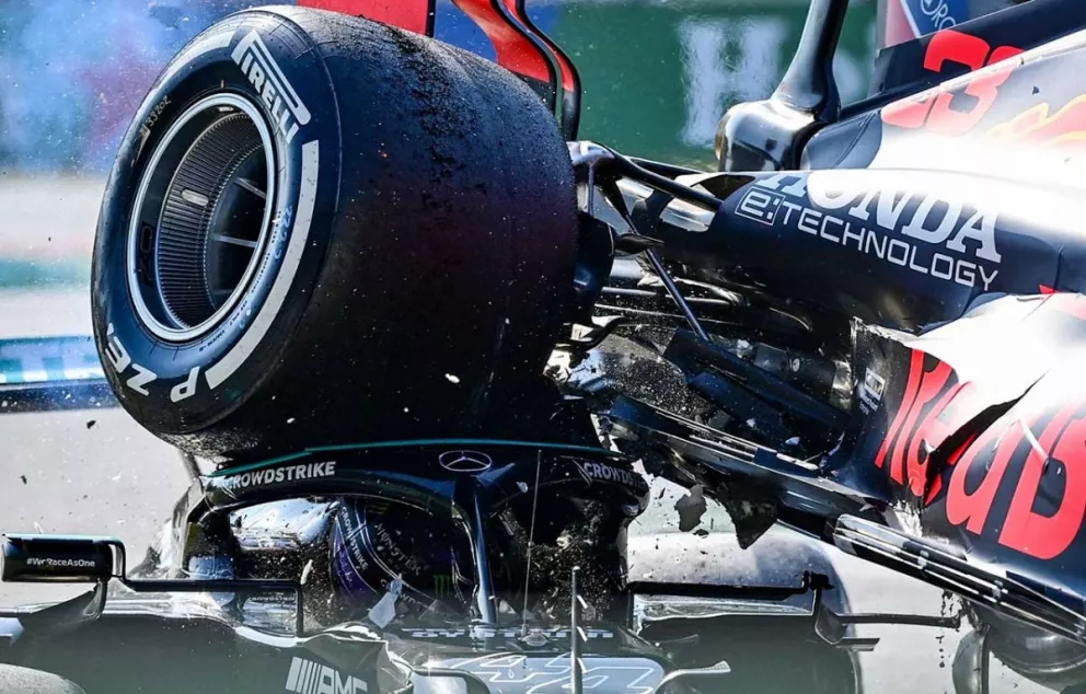 Hamilton y Verstappen y un accidente impactante