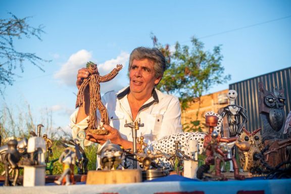 Carlos y el universo mágico  de piezas metálicas