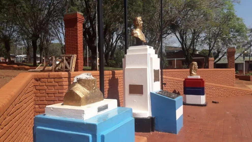 Vandalizan el busto de un prócer en la plaza central de Puerto Libertad