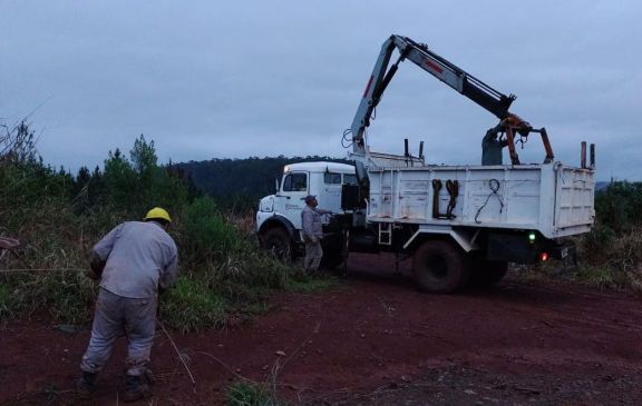 Libertad: postes y líneas eléctricas por el suelo en la zona rural, secuelas del temporal