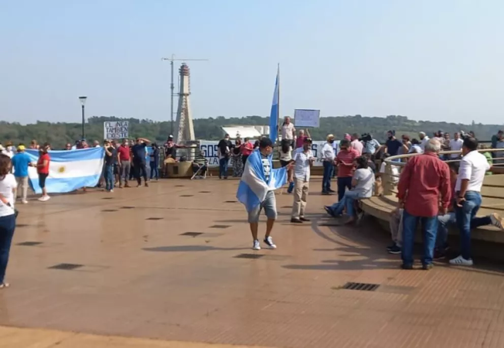 Iguazú: vecinos se manifestaron en el Hito Tres Fronteras por la apertura del puente 
