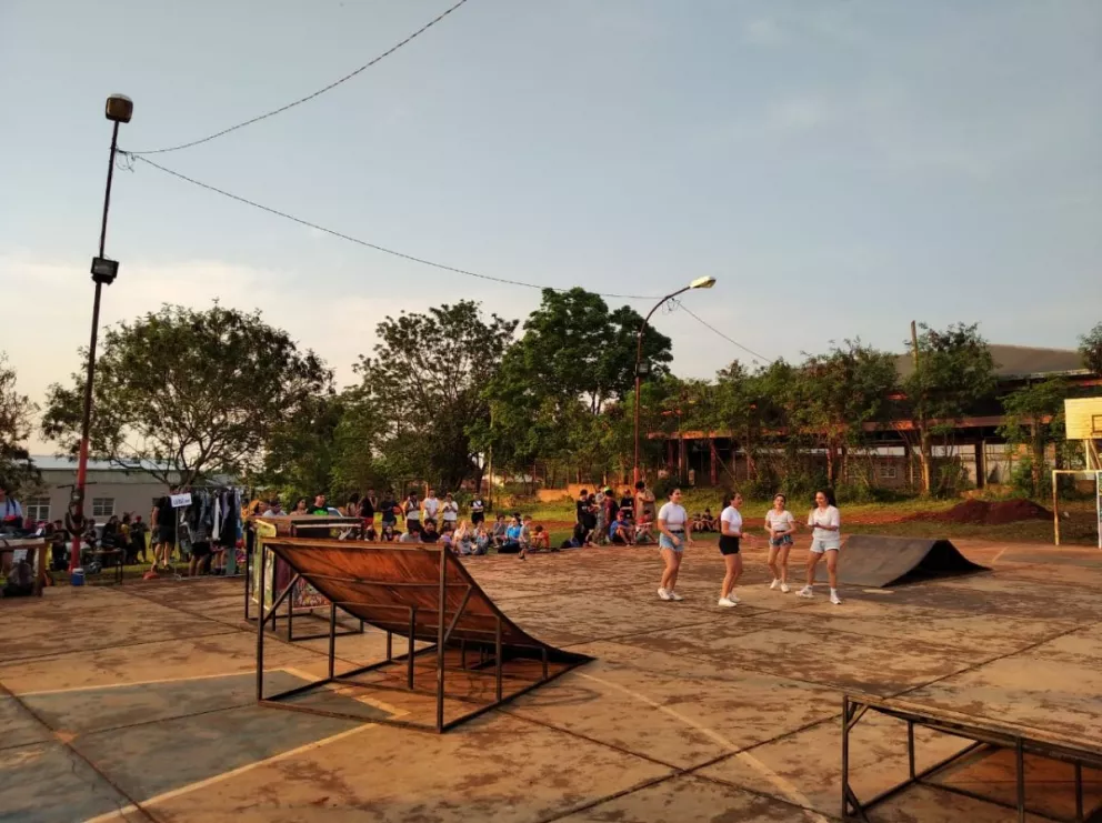 Jóvenes participan de un evento cultural en Jardín América