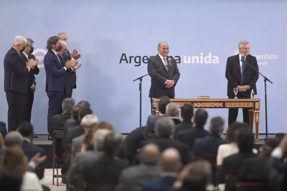 Alberto Fernández le agradeció a los ministros salientes y le tomó juramento a los nuevos