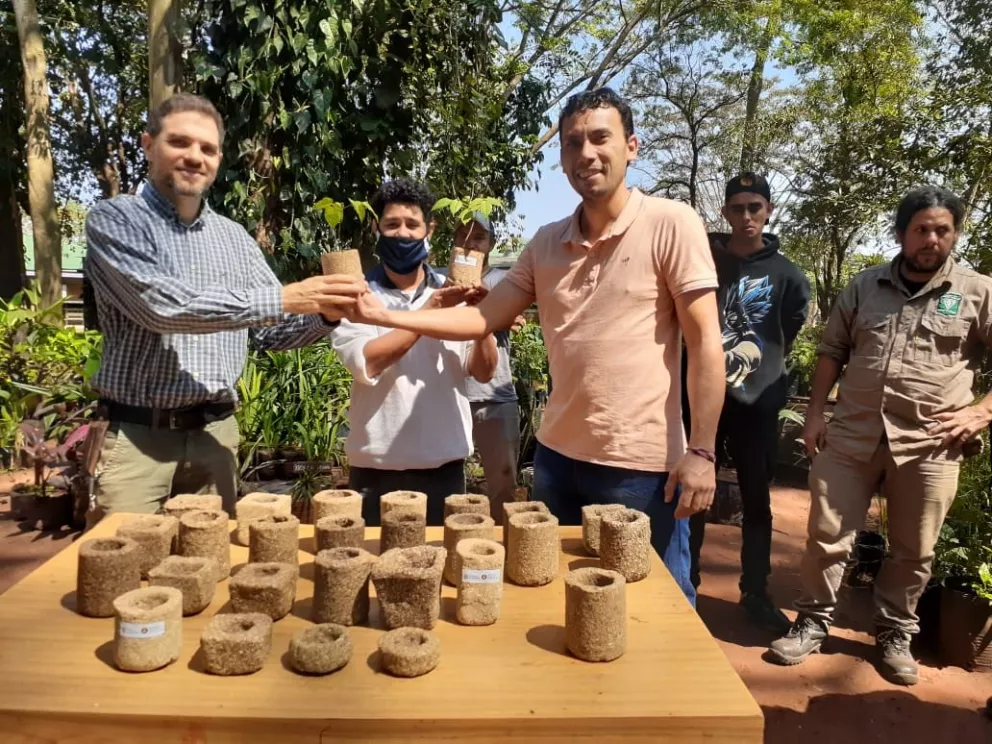 Entregaron planteras fabricadas con yerba usada al vivero de Iguazú