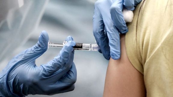 Vacuna contra el Covid-19: aumentó la aplicación de primeras dosis en adolescentes