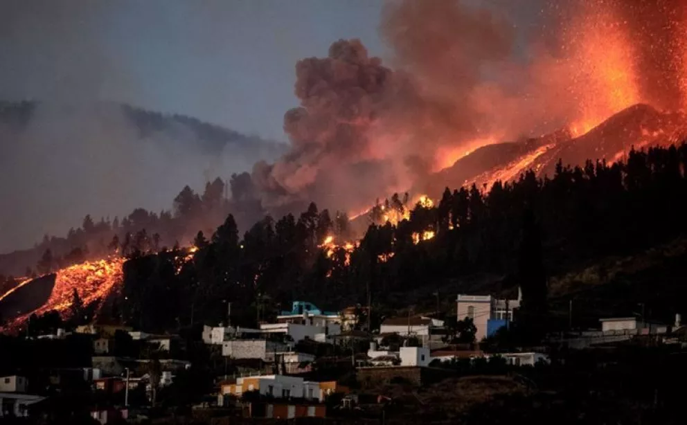 Aumentan las explosiones en el volcán de La Palma y ordenan más evacuaciones